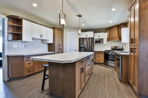 155E 100N, Raymond, AB - Indoor Photo Showing Kitchen With Upgraded Kitchen