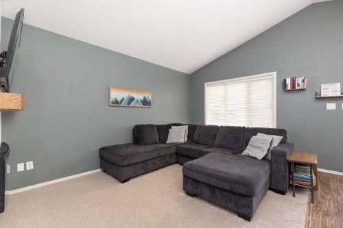 719 Silkstone Close West, Lethbridge, AB - Indoor Photo Showing Living Room