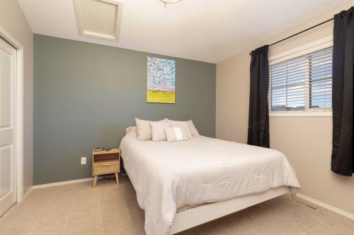 719 Silkstone Close West, Lethbridge, AB - Indoor Photo Showing Bedroom