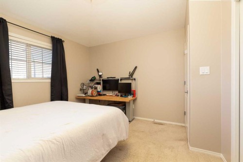 719 Silkstone Close West, Lethbridge, AB - Indoor Photo Showing Bedroom
