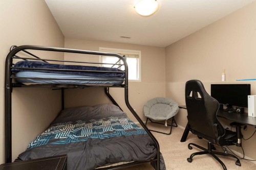 719 Silkstone Close West, Lethbridge, AB - Indoor Photo Showing Bedroom