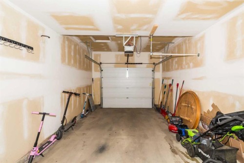719 Silkstone Close West, Lethbridge, AB - Indoor Photo Showing Garage