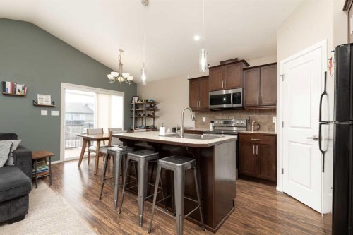 719 Silkstone Close West, Lethbridge, AB - Indoor Photo Showing Kitchen