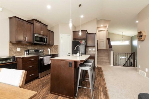719 Silkstone Close West, Lethbridge, AB - Indoor Photo Showing Kitchen With Upgraded Kitchen