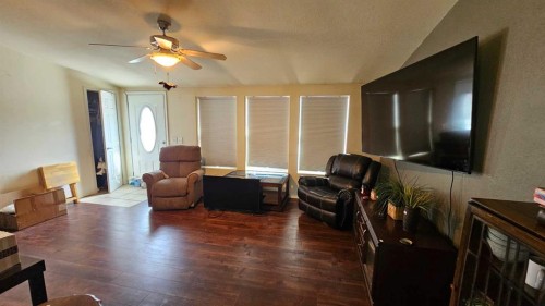 503 5 Avenue, Warner, AB - Indoor Photo Showing Living Room