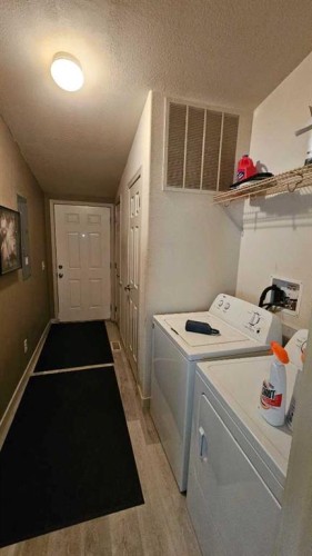 503 5 Avenue, Warner, AB - Indoor Photo Showing Laundry Room