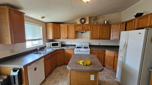 503 5 Avenue, Warner, AB - Indoor Photo Showing Kitchen With Double Sink