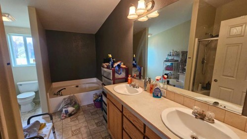 503 5 Avenue, Warner, AB - Indoor Photo Showing Bathroom