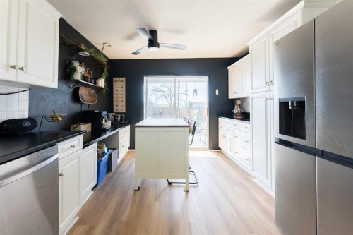152 Mt Rundle Road West, Lethbridge, AB - Indoor Photo Showing Kitchen