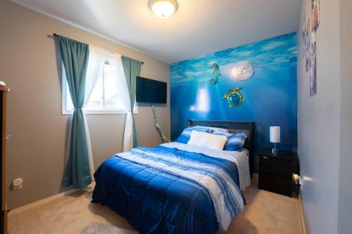 152 Mt Rundle Road West, Lethbridge, AB - Indoor Photo Showing Bedroom