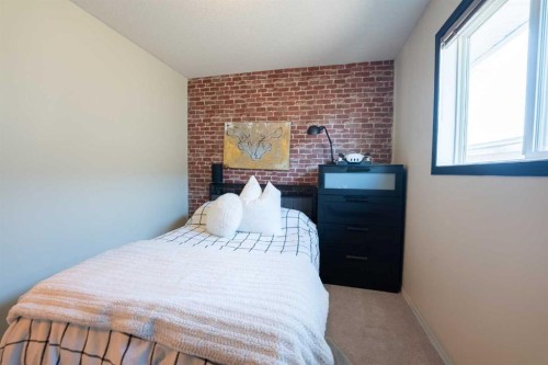 152 Mt Rundle Road West, Lethbridge, AB - Indoor Photo Showing Bedroom