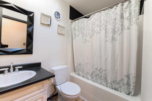 152 Mt Rundle Road West, Lethbridge, AB - Indoor Photo Showing Bathroom