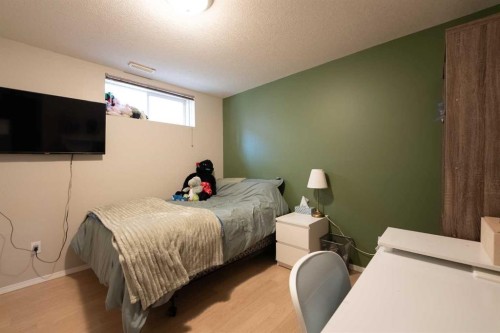 152 Mt Rundle Road West, Lethbridge, AB - Indoor Photo Showing Bedroom