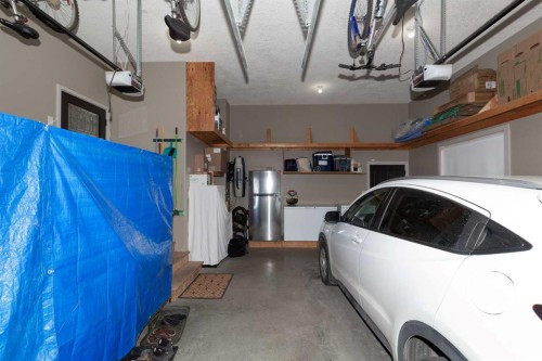 442 Stonecrest Terrace West, Lethbridge, AB - Indoor Photo Showing Garage