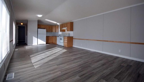 33-6101 20Th Avenue, Coleman, AB - Indoor Photo Showing Kitchen