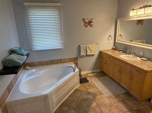 43 Riverwood Manor West, Lethbridge, AB - Indoor Photo Showing Bathroom