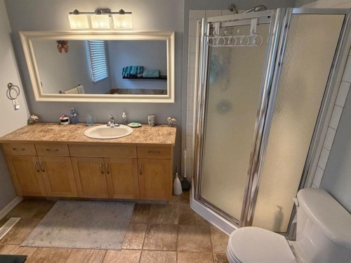 43 Riverwood Manor West, Lethbridge, AB - Indoor Photo Showing Bathroom