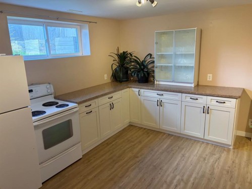 43 Riverwood Manor West, Lethbridge, AB - Indoor Photo Showing Kitchen