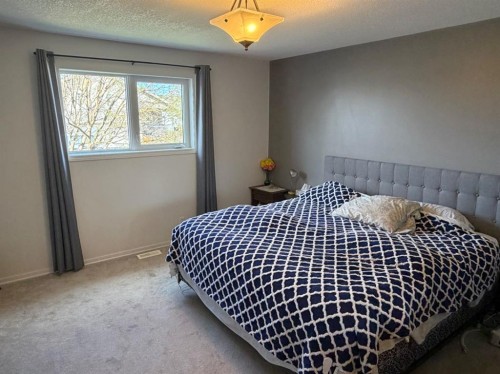 43 Riverwood Manor West, Lethbridge, AB - Indoor Photo Showing Bedroom