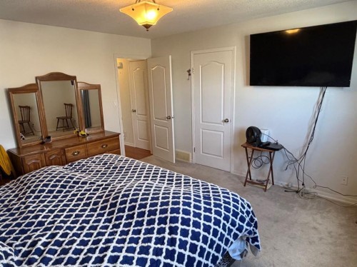 43 Riverwood Manor West, Lethbridge, AB - Indoor Photo Showing Bedroom