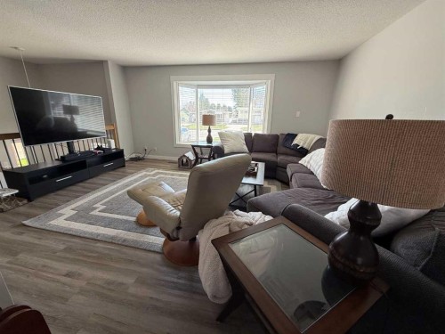 73 Mcgill Boulevard West, Lethbridge, AB - Indoor Photo Showing Living Room
