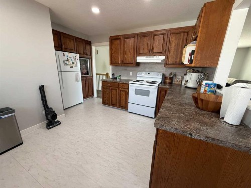 73 Mcgill Boulevard West, Lethbridge, AB - Indoor Photo Showing Kitchen