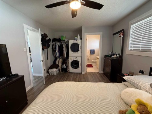 73 Mcgill Boulevard West, Lethbridge, AB - Indoor Photo Showing Bedroom