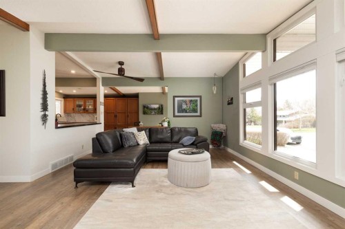 321 Normandy Road South, Lethbridge, AB - Indoor Photo Showing Living Room