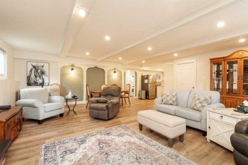 321 Normandy Road South, Lethbridge, AB - Indoor Photo Showing Living Room