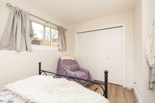 321 Normandy Road South, Lethbridge, AB - Indoor Photo Showing Bedroom