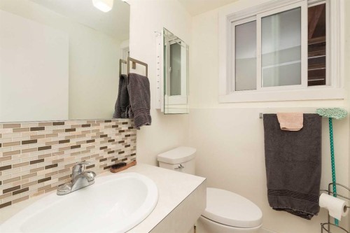 321 Normandy Road South, Lethbridge, AB - Indoor Photo Showing Bathroom