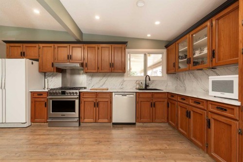 321 Normandy Road South, Lethbridge, AB - Indoor Photo Showing Kitchen