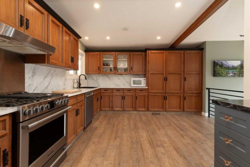 321 Normandy Road South, Lethbridge, AB - Indoor Photo Showing Kitchen
