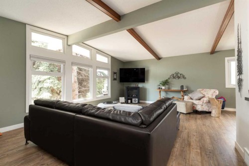321 Normandy Road South, Lethbridge, AB - Indoor Photo Showing Living Room