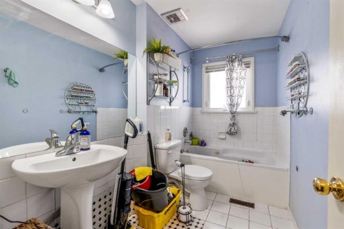 5816 52 Street, Taber, AB - Indoor Photo Showing Bathroom