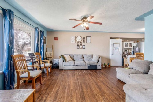 5816 52 Street, Taber, AB - Indoor Photo Showing Living Room