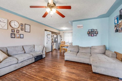 5816 52 Street, Taber, AB - Indoor Photo Showing Living Room