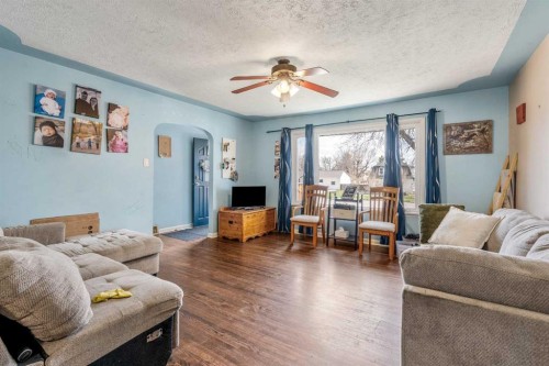 5816 52 Street, Taber, AB - Indoor Photo Showing Living Room