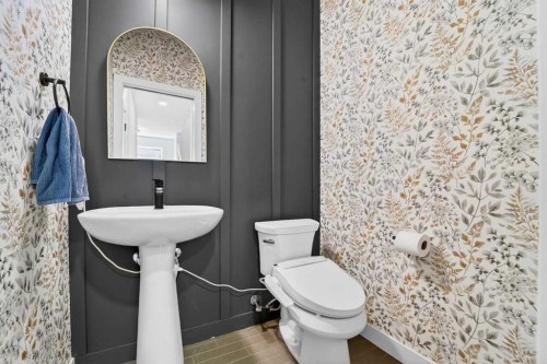 640 Devonia Road West, Lethbridge, AB - Indoor Photo Showing Bathroom