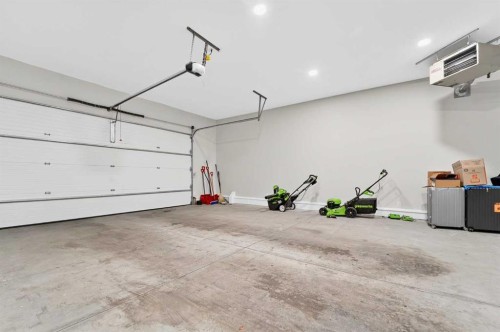 640 Devonia Road West, Lethbridge, AB - Indoor Photo Showing Garage