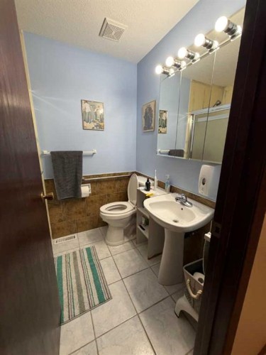 5411 46 Street, Taber, AB - Indoor Photo Showing Bathroom