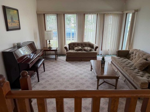 5411 46 Street, Taber, AB - Indoor Photo Showing Living Room