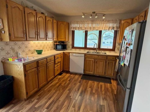 5411 46 Street, Taber, AB - Indoor Photo Showing Kitchen With Double Sink