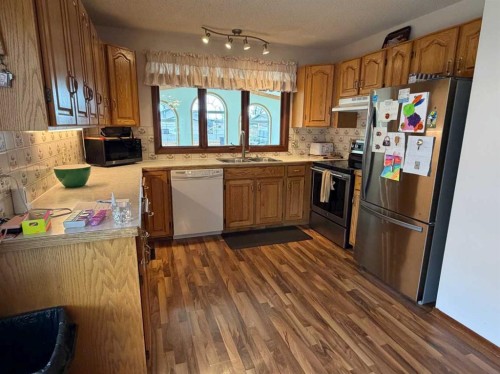5411 46 Street, Taber, AB - Indoor Photo Showing Kitchen With Double Sink