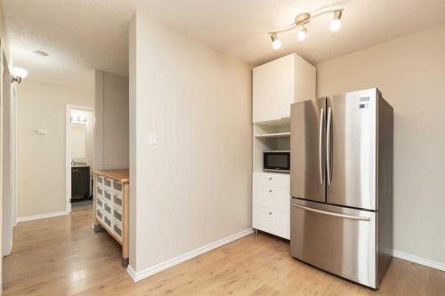 419-5 Berkeley Place West, Lethbridge, AB - Indoor Photo Showing Kitchen