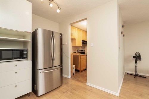 419-5 Berkeley Place West, Lethbridge, AB - Indoor Photo Showing Kitchen