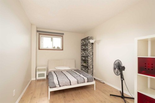 419-5 Berkeley Place West, Lethbridge, AB - Indoor Photo Showing Bedroom