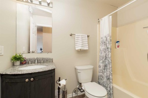 419-5 Berkeley Place West, Lethbridge, AB - Indoor Photo Showing Bathroom