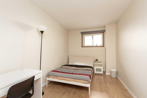 419-5 Berkeley Place West, Lethbridge, AB - Indoor Photo Showing Bedroom