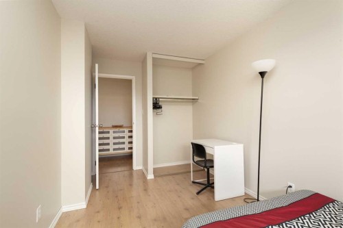 419-5 Berkeley Place West, Lethbridge, AB - Indoor Photo Showing Bedroom